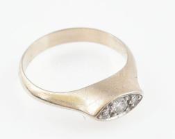 Arany (Au/14k) fehérarany gyűrű 3 db kis brillel, jelzés nélkül, m: 47, bruttó: 2,1g