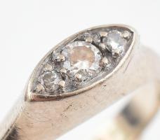 Arany (Au/14k) fehérarany gyűrű 3 db kis brillel, jelzés nélkül, m: 47, bruttó: 2,1g