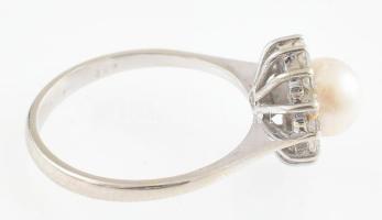 Arany (Au/18k) fehérarany gyűrű, brillekkel, cca. 0,24 ct, és 7mm igazgyönggyel ékítve, jelzés nélkü...