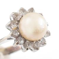 Arany (Au/18k) fehérarany gyűrű, brillekkel, cca. 0,24 ct, és 7mm igazgyönggyel ékítve, jelzés nélkü...