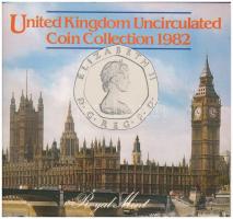 Nagy-Britannia 1982. 1/2p-50p II. Erzsébet forgalmi sor karton dísztokban, a belső tok ragasztása elengedett T:BU United Kingdom 1982. 1/2 Penny - 50 Pence Elizabeth II coin set in cardboard case, the gluing of the case is loosed C:BU