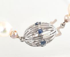 Arany (Au/14k) igazgyöngy nyaklánc, fehérarany és zafírokkal ékített kapoccsal. Jelzett, h: 45 cm, g...