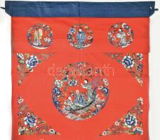 Kínai hímzett selyem falikép, jelzés nélkül, XX. sz. / Chinese embroidered silk picture, 20th century. Unsigned. 95x90 cm