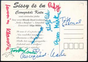 Csongrádi Kata (1953-) színésznő és több részvevő aláírása a Sissy és én zenés játékból, az őt ábrázoló képeslapon