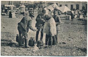 1908 Máramarossziget, Sighetu Marmatiei; Heti vásár olajat áruló viski magyarral. Kaufmann Á. és fiai kiadása. Csermák M. amateur felvétele / Hungarian oil vendor from Vyshkove on market day, folklore