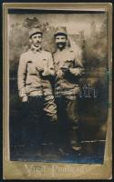 1915 I. világháborús magyar katonák poharakkal kezükben, kartonra ragasztott fotó, hátoldalán névvel feliratozott és datált, fotó széle vágott, 10,5x6,5 cm