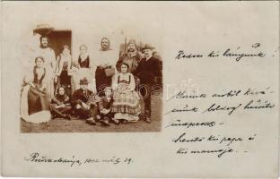 1902 Ruszkabánya, Rusca Montana; csoportkép húsvéti üdvözlettel / group photo with Easter greetings