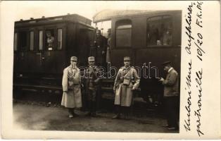 Temesvár, Timisoara; katonák a vasútállomáson indulás előtt, vonat / WWI Austro-Hungarian military, K.u.K. soldiers at the railway station before departure, train. photo (kis szakadás / small tear)