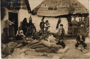 1918 Magyar cigányok / Ungarische Zigeuner / Bohémiens de Hongrie / Hungarian gypsy camp, folklore. photo (EK)