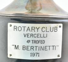 Ezüst (Ag) kupa, fa talapzaton, írott táblával, ""ROTARY CLUB VERCELLI 40 TROFEO "M. ...