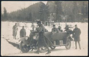 cca 1916-1918 A cs. és kir. 105. gyalogezred (K.u.K. Infanterie-Regiment 105.) tisztjei automobilon utaznak télen a hófödte Kárpátokban (Erdély, Hagymás-hegység, Békás-szoros közelében), I. világháborús fotólap, 14x9 cm