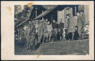 cca 1917 A cs. és kir. 105. gyalogezred (K.u.K. Infanterie-Regiment 105.) tisztjei megbeszélést tartanak egy barakképület előtt (Erdély, Hagymás-hegység, Békás-szoros közelében), I. világháborús fotólap, kissé foltos, 14x9 cm