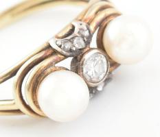 Arany (Au/14k) gyűrű, 2db 6 mm-es igazgyönggyel és brillekell ékített, jelzett, cca. 0,11ct, m: 57. ...