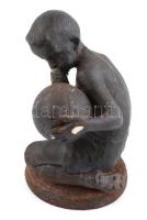 Kasli 1962 jelzéssel: Labdarúgó kisfiú, felfújja a labdát. Öntöttvas, sérült, m: 9,5 cm. 

Kasli: ...