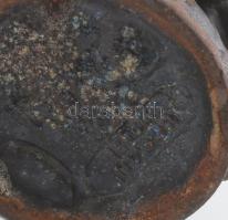 Kasli 1962 jelzéssel: Labdarúgó kisfiú, felfújja a labdát. Öntöttvas, sérült, m: 9,5 cm. 

Kasli: ...