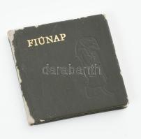 Szeretettel köszöntenek fiúnapon a Helikon brigád lányai (1981. április 1.) Bp., 1981, Magyar Helikon. Kiadói műbőr-kötés, kissé sérült borítással.