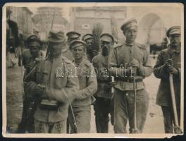 1915 Orosz hadifoglyokból álló utcaseprő-alakulat Dubno egyik utcáján, I. világháborús sajtófotó, hátoldalán feliratozott, pecséttel jelzett (Welt-Press-Photo Wien), cenzori bélyegzéssel, 15,5x12 cm