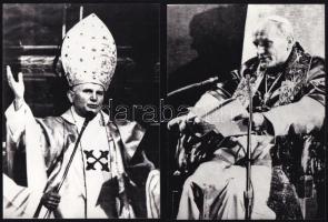 2 db II. János Pál pápáról készült fotó, jelzés nélkül, apró kopásnyomokkal. 18x13 cm