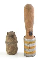 2 db régi gyakorló kézigránát, fa és fém, az egyik nyél nélkül, h: 9-20 cm