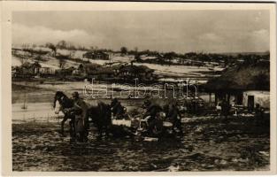 Télen a lóval húzott szánok előtt faanyaggal burkolták a saras utakat. Kolumbán haditudósító felvétele. Haditudósító Kiállítás Budapest 1943. május 2-12 / WWII Hungarian military + So. Stpl. (lyuk / pinhole)