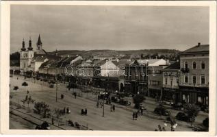 Marosvásárhely, Targu Mures; Főtér, plébánia, református templom, Szabó Sándor étterme, Kalap Király, Tolokán Márton, Kari József, Vámos Sándor, Farkas, Grün Dezső, Fritsch, Nagy Dezső üzlete, automobil / main square, parish, Calvinist church, restaurant, shops, automobile