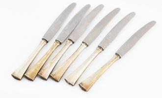 6 db Ezüst (Ag) nyelű kés, jelzett, kopott, h: 18 cm