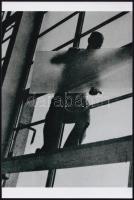 1932 Frühof Sándor (aki a Kassák Lajos által szervezett Munka Kör tagja volt), ,,Üvegező" című fotóművészeti alkotása nyomán készült 1 db modern nagyítás, 10x15 cm