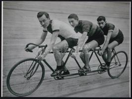 cca 1920 Triplettkerékpár-versenyzők, 1 db modern nagyítás, 17,7x23,8 cm