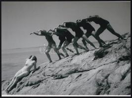 cca 1935 Mozgás- és mozdulatművészek szabadtéri produkciója: a partra vetett sellőt, vízparti démonok ragadozzák el..., 1 db modern nagyítás, 17,7x23,8 cm
