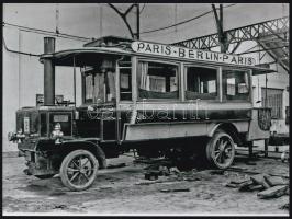 cca 1910 Távolsági autóbusz a szerelő műhelyben, 1 db modern nagyítás, 17,7x23,8 cm
