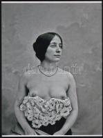 cca 1928 Bájos, csipkés kirakat..., szolidan erotikus felvétel, 1 db modern nagyítás, 23,8x17,7 cm