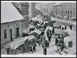 cca 1925 Budapest, Tabán, karácsonyi kirakodó vásár, a háttérben villamos, 1 db modern nagyítás, 17,7x23,8 cm