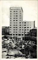 Pozsony, Pressburg, Bratislava; Manderla szálloda és kávéház, az első felhőkarcoló Pozsonyban, piac / hotel, market (the first skyscraper) (EK)