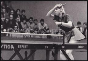 cca 1975 Magos Judit (1951-2018) asztaliteniszező, a sportág Európa-bajnokságainak egyik meghatározó szereplője az 1972-től 1982-ig tartó időszakban, 2 db vintage fotó, ezüst zselatinos fotópapíron, 20,2x18 cm és 16x23,3 cm