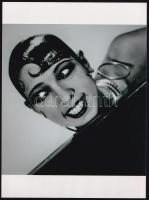 Josephine Baker (1906-1975) énekesnő, táncosnő, előadóművész portréi, 5 db modern nagyítás a néhai Lapkiadó Vállalat központi fotólaborjának archívumából, 17,7x23,8 cm és 15x10 cm