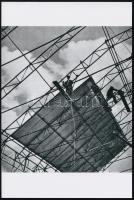 1945 Haár Ferenc (1908-1997) budapesti fotóművész és fotóriporter hagyatékából 1 db modern nagyítás (Csarnok építés), jelzés nélkül, 15x10 cm