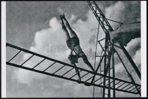 1945 Adorján Rezső: A tornász, jelzés nélküli modern nagyítás, a néhai Lapkiadó Vállalat központi fotólaborjának archívumából, feliratozva a tároló tasakon volt, 10x15 cm