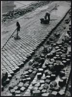 cca 1968 Sinka Antal budapesti fotóriporter és fotóművész hagyatékából 1 db modern nagyítás (az alsó rakpart kövezése), 23,8x17,8 cm