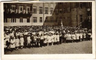 1935 Kolozsvár, Cluj; Marianum, csoportkép a kertben / girl school, group in the garden