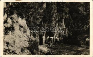 1942 Bálványosfürdő, Baile Balvanyos (Torja, Turia); Torjai Büdös barlang, turisták. Lénárd fényképész kiadása / cave, tourists (EK)