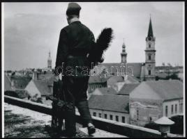 cca 1937 Csík Ferenc (1894-1984) soproni fotóművész hagyatékából 1 db modern nagyítás (Kéményseprő a város felett), 17,8x23,8 cm