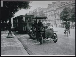 cca 1910 Automobillal vontatott közösségi jármű, 1 db modern nagyítás, 17,8x23,8 cm