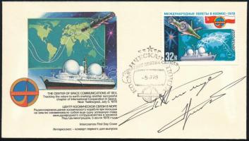 Mirosław Hermaszewski (1941- ) lengyel és Pjotr Iljics Klimuk (1942- ) szovjet űrhajósok aláírásai emlékborítékon / Signatures of Mirosław Hermaszewski (1941- ) Polish and Pyotr Ilyich Klimuk (1942- ) Soviet astronauts on envelope