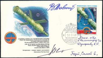 Vlagyimir Kovaljonok (1942- ), Alekszandr Ivancsenkov (1940- ) szovjet, űrhajósok aláírásai emlékborítékon / Signatures of Kovalyonok (1942- ), Aleksandr Ivanchenkov (1940- ) Soviet astronauts on envelope