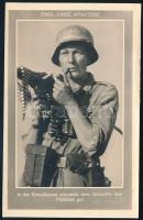 cca 1940 Német katona géppuskával, szájában pipával, II. világháborús propaganda fotólap, 14x9 cm