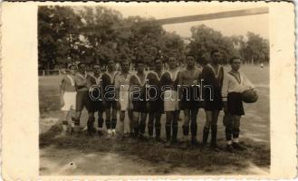 1937 Gödöllő, Gödöllői Levente - Péczeli Move labdarúgó mérkőzésről, focisták. Rétfalvi Ferencz József fényképészeti műterme, sport photo (EK)