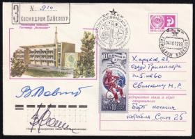 Valerij Rjumin (1939- ) és Vlagyimir Kovaljonok (1942- ) orosz űrhajósok aláírásai emlékborítékon / Signatures of Valeriy Ryumin (1939- ) and Vladimir Kovalyonok (1942- ) Russian astronauts on envelope