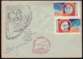 Valentyina Tyereskova (1937- ) szovjet űrhajós aláírása emlékborítékon / Valentina Tereshkova (1937- ) Soviet astronaut on envelope