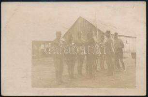 cca 1914-1918 A cs. és kir. hadsereg tisztjei katonákat tüntetnek ki, I. világháborús fotólap, 14x9 cm