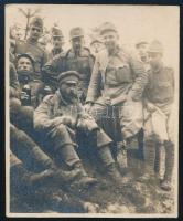 cca 1917 A cs. és kir. 105. gyalogezred (K.u.K. Infanterie-Regiment 105.) katonáinak csoportja egy elfogott orosz katonával (Erdély, Hagymás-hegység, Békás-szoros közelében), I. világháborús fotó, a hátoldalon feliratozva, 7x5,5 cm